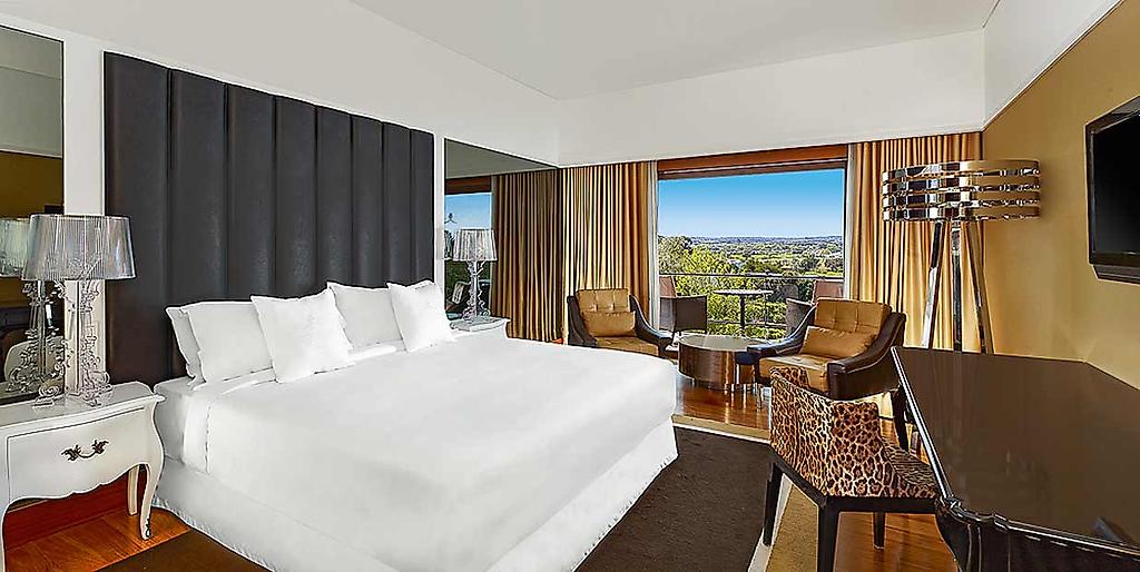 Convento do Espinheiro Historic Hotel & Spa, Modernes Doppelzimmer mit Balkon