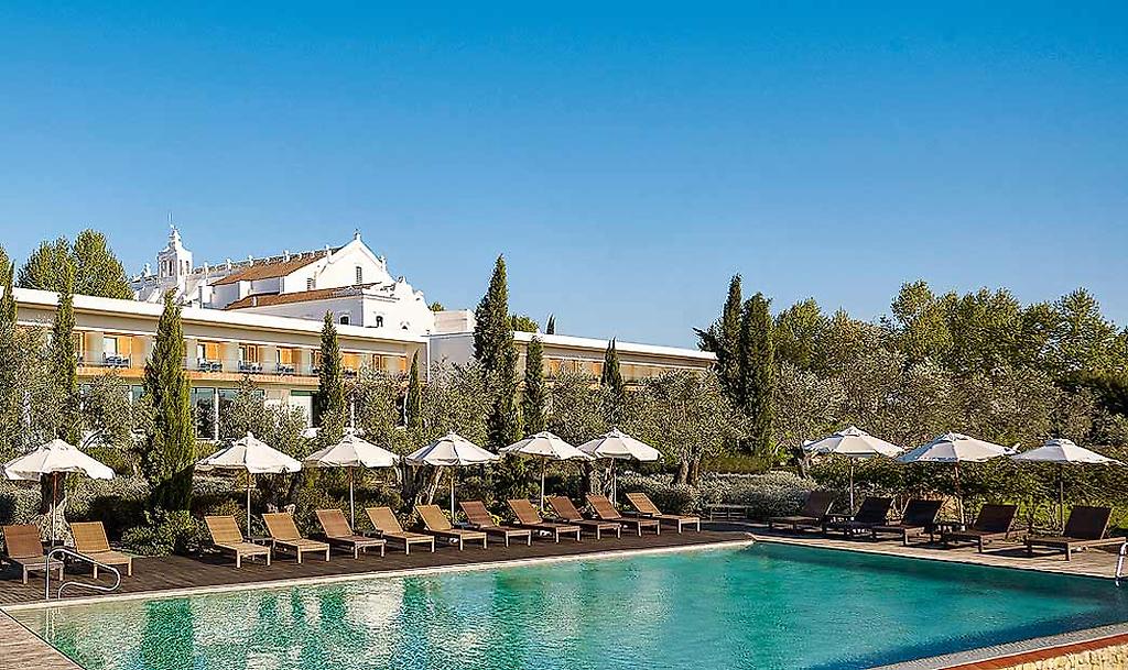Convento do Espinheiro Historic Hotel & Spa, Pool mit Liegen und Hotel