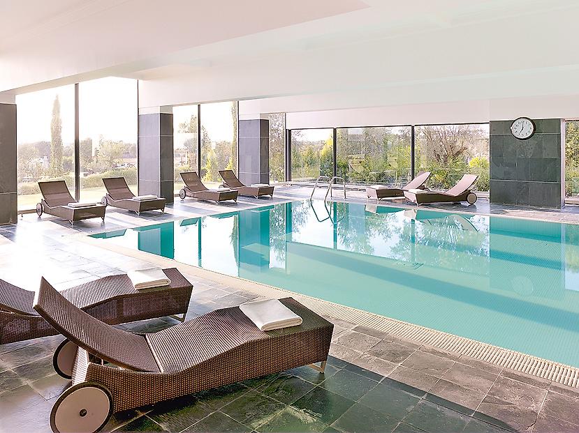 Convento do Espinheiro Historic Hotel & Spa, Hallenbad mit Liegen