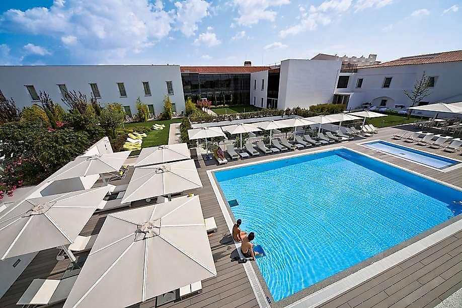 M’AR de AR Aqueduto – Historic Design Hotel & Spa, Pool mit Sonnenliegen