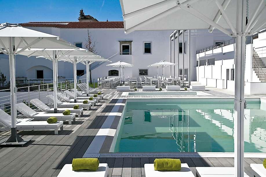 M’AR de AR Aqueduto – Historic Design Hotel & Spa, Pool mit Liegen und Schirmen