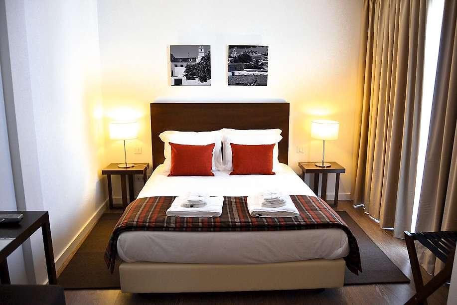 Hotel Museu, Doppelbett und Handtücher