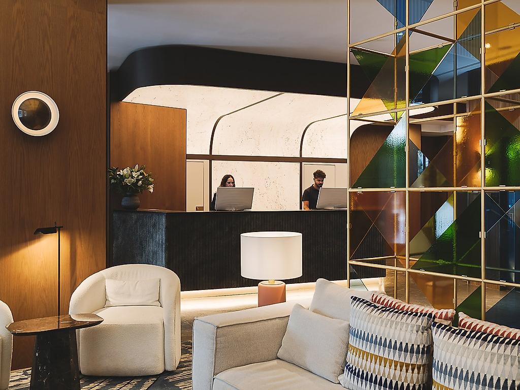 Hotel Catalonia Molina Lario, Großzügige Lobby mit Sitzgruppen und stilvoller Beleuchtung