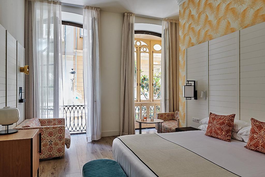 Hotel Catalonia Molina Lario, Komfortables Deluxe-Zimmer mit Doppelbett und moderner Ausstattung