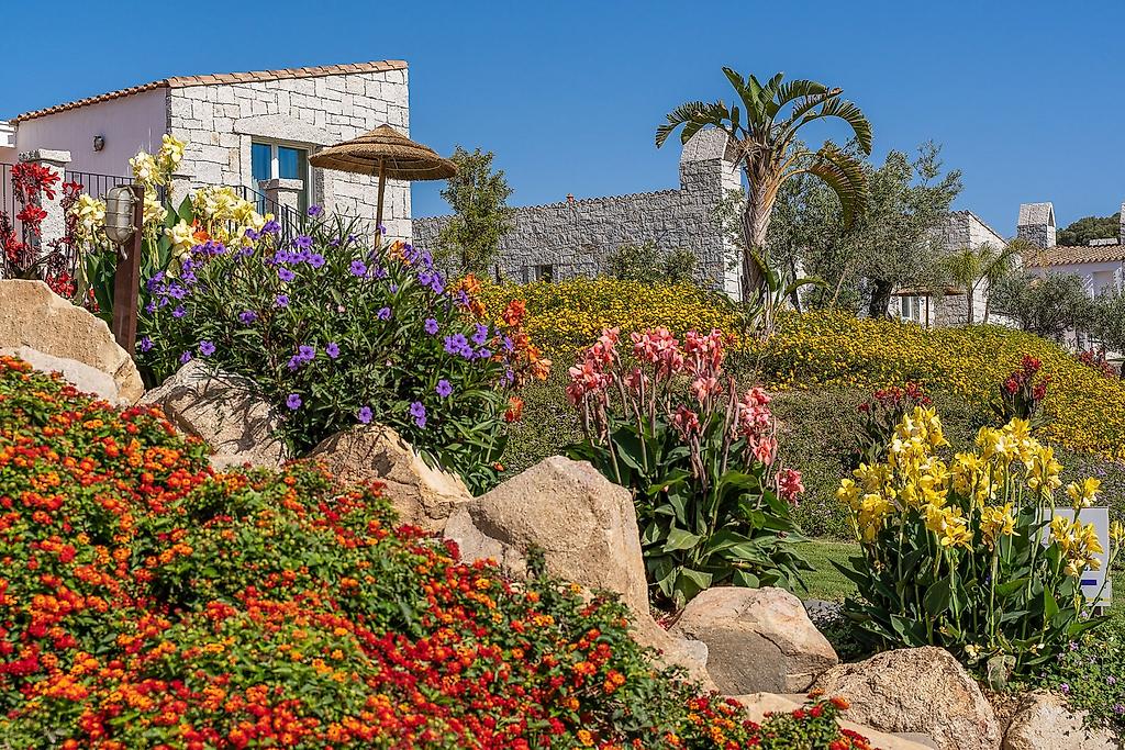 Cala Sinzias Resort, Impressionen aus dem üppig bepflanzten Hotelgarten.