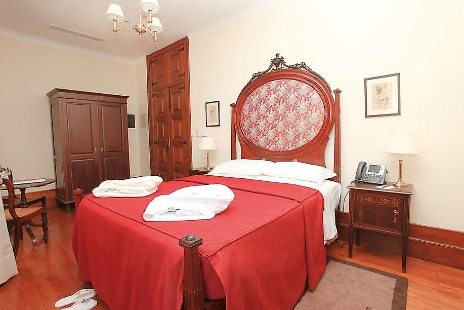 Parador Casa da Ínsua, Doppelbett mit Bademantel