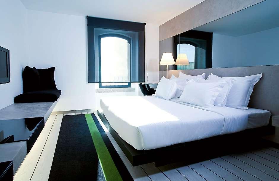 DoubleTree by Hilton – Fontana Park Hotel, Doppelbett und lange Sitzbank