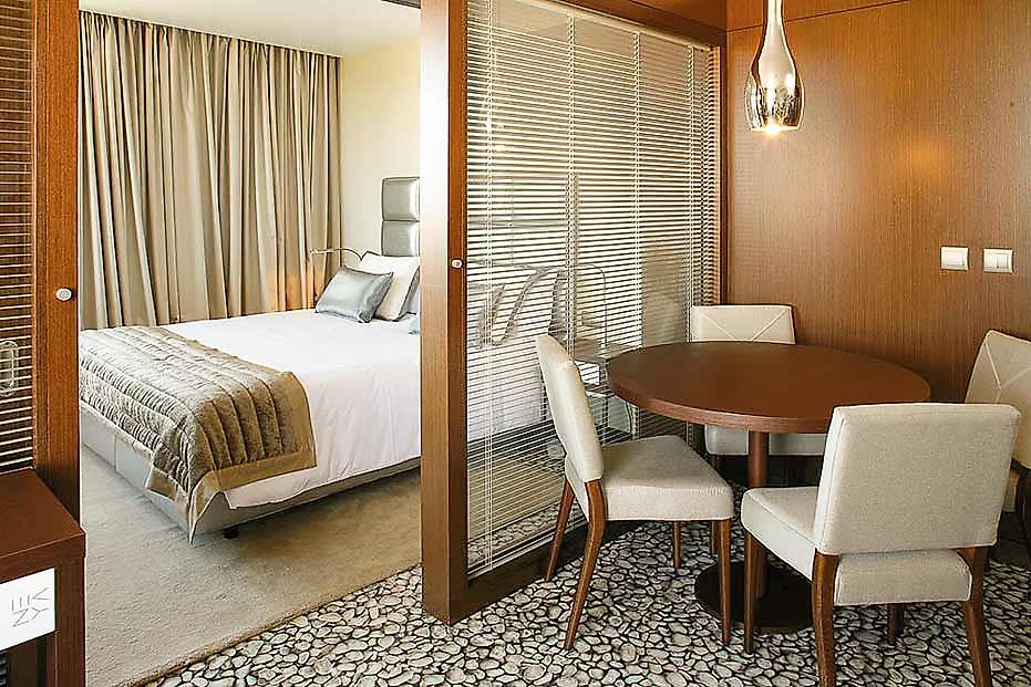 Neya Lisboa Hotel, Suite Wohn- und Schlafbereich