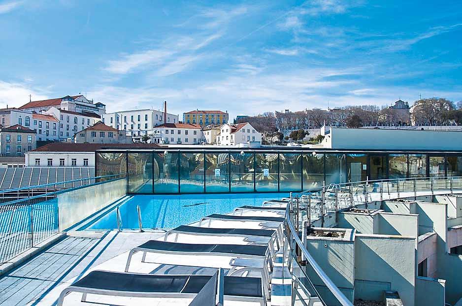 VIP Executive Suites Eden, Dachterrasse Pool und Liegen