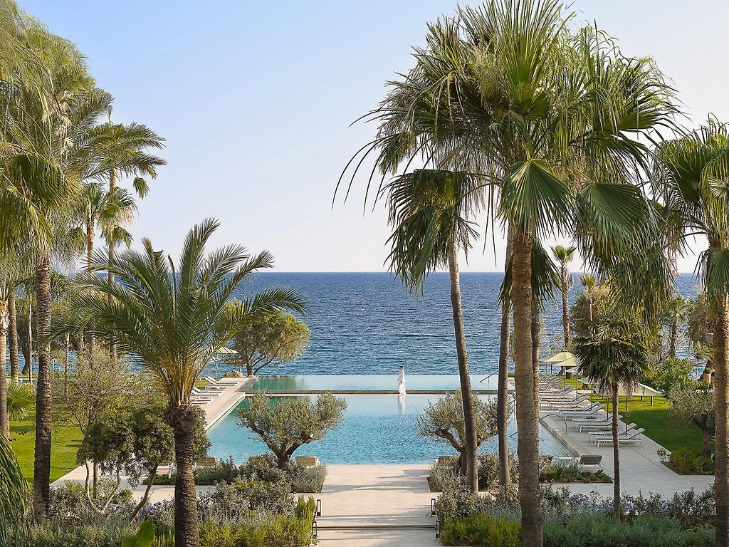 Grecotel Filoxenia Kalamata, Imposante Außenansicht des Hotels mit eleganter Architektur und Garten.