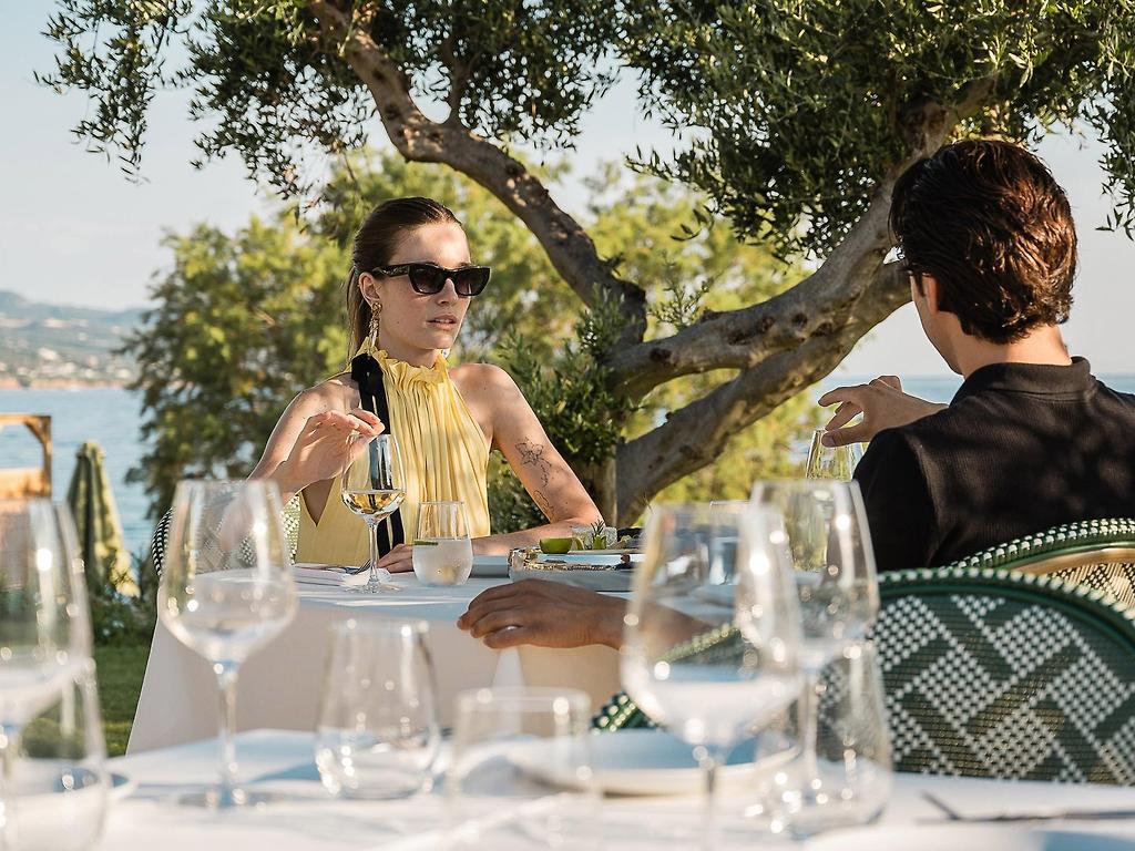 Grecotel Filoxenia Kalamata, Elegantes Restaurant mit modernem und einladendem Ambiente.