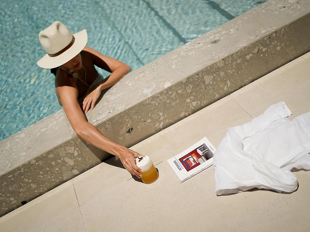 Grecotel Filoxenia Kalamata, Stilvolle Hotelbar mit elegantem Design und gemütlichen Hockern.