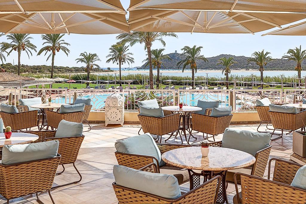 Almar Timi Ama Villasimius, Terrasse der La Vista Lobby Bar mit traumhaftem Ausblick, Sitzgelegenheiten und Bar-Service