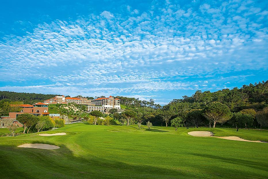 Penha Longa Resort, Blick über den Golfplatz auf das Hotelgebäude