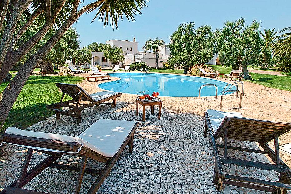 Masseria Tutosa, Pool mit Sonnenliegen