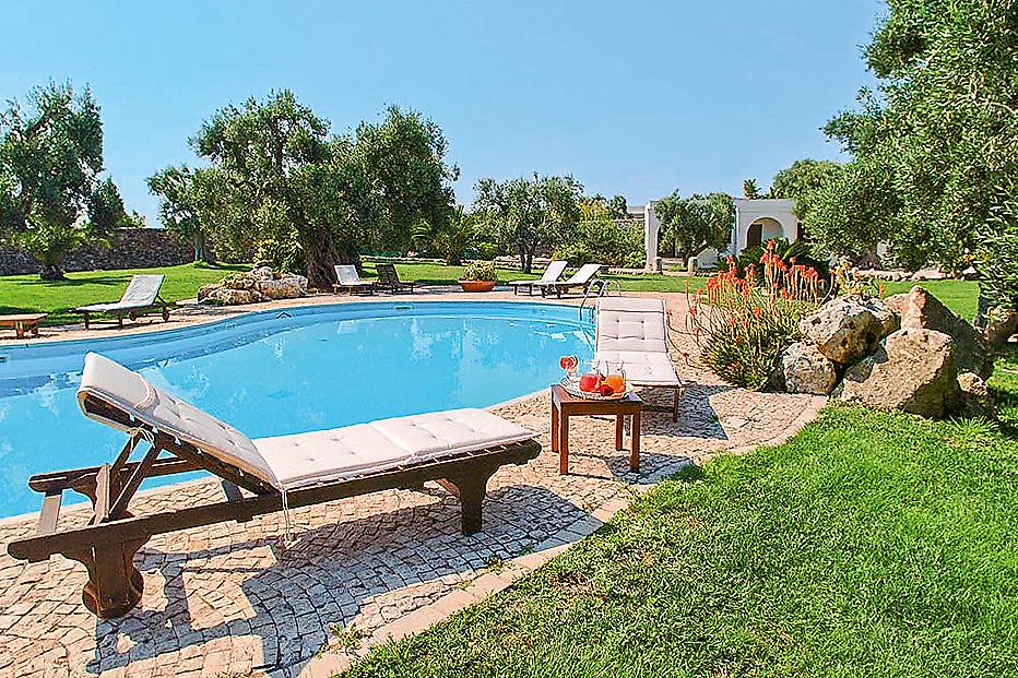 Masseria Tutosa, Sonnenliegen am Pool
