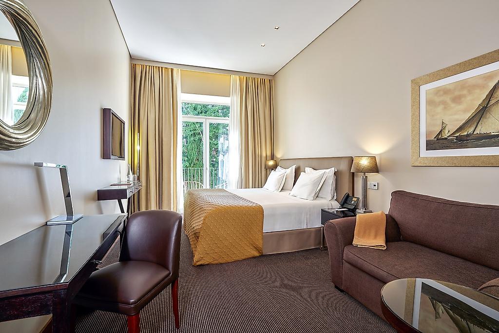 PortoBay Liberdade, Geräumiges Superior- bzw. Deluxe-Zimmer mit Kingsize-Bett, Sitzbereich und stilvollen Designelementen