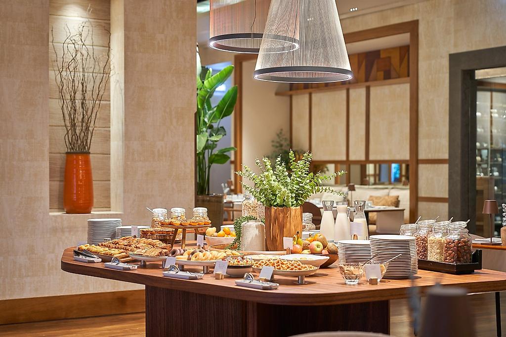PortoBay Liberdade, Gemütlicher Sitzbereich im Restaurant des Hotels mit eleganter Tischdekoration