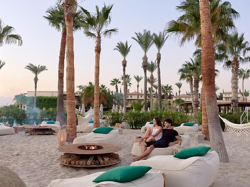 Grecotel LUX®ME Kos, Feinsandiger Hotelstrand mit Liegen und Sonnenschirmen am Meer.
