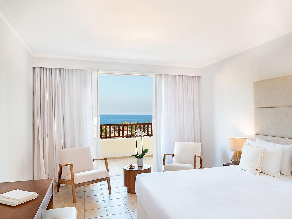 Grecotel LUX®ME Kos, Doppelzimmer mit direktem Blick auf das blaue Meer.