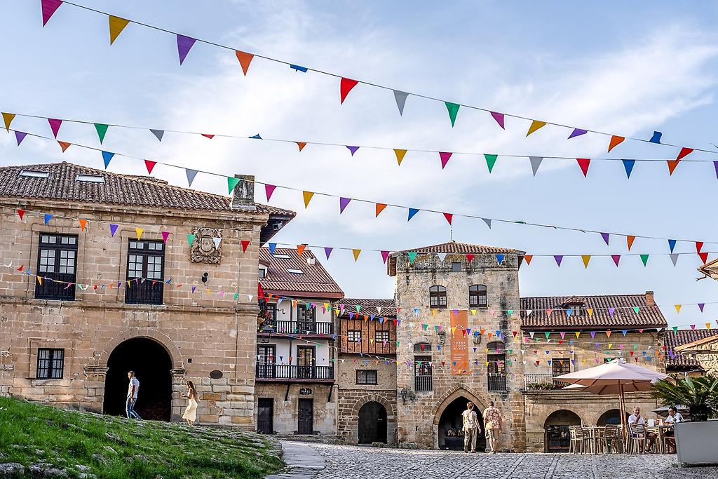 Außenansicht der Anlage und Fassade in Nordspanien.