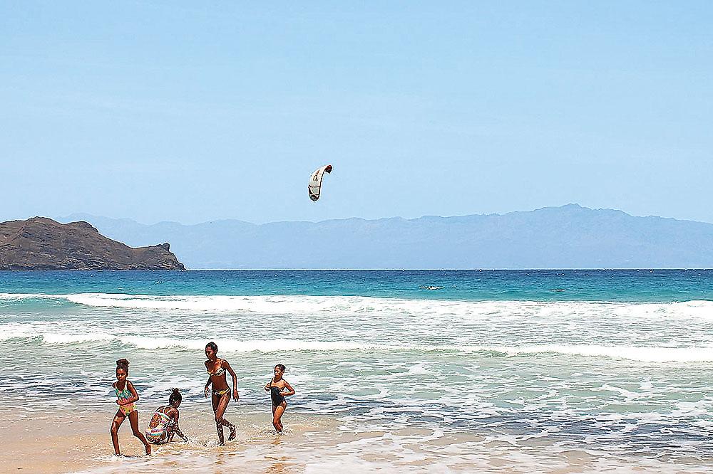 Kinder am Strand auf Sao Vicente