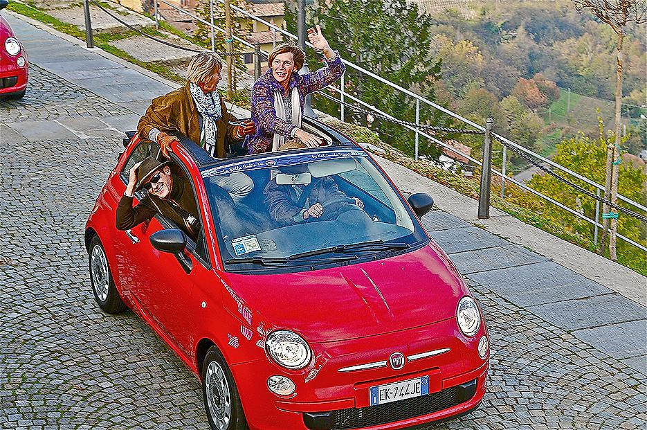Freunde im Fiat 500 Cabrio