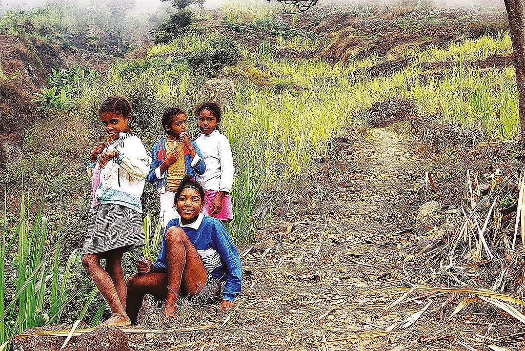 4 Mädchen auf Weg auf Santo Antao