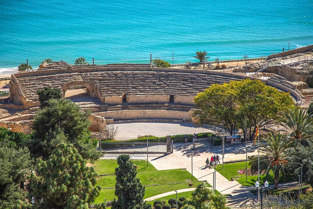 Historische Ränge des römischen Amphitheaters in Tarragona mit Blick aufs Meer