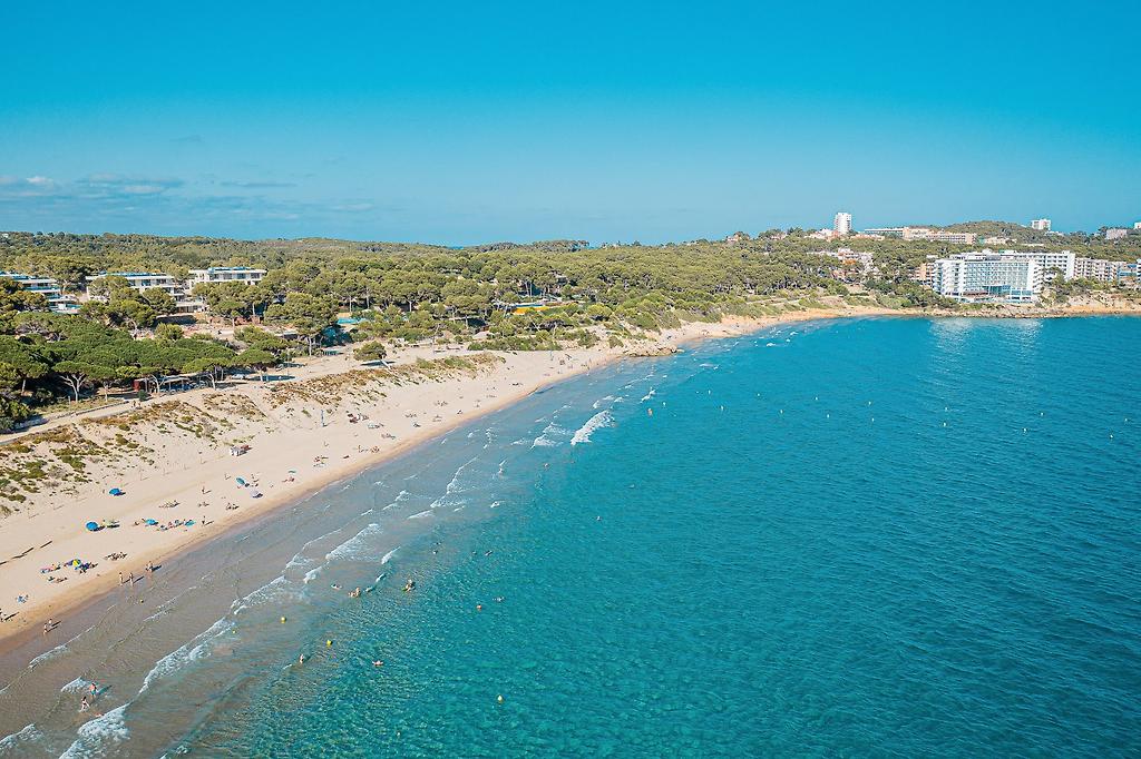 Breiter, feinsandiger Sandstrand und Strandpromenade in Salou