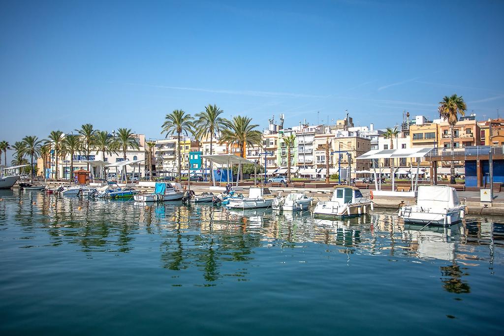 Malerisches Fischerviertel El Serrallo in Tarragona mit buntem Hafenbereich
