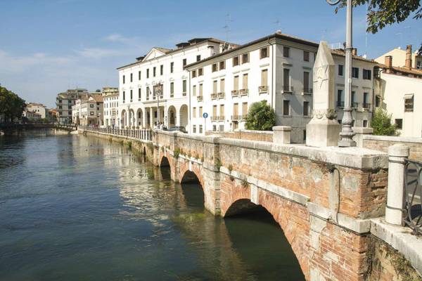 weiße Häuser am Ufer Treviso in Venetien Italien