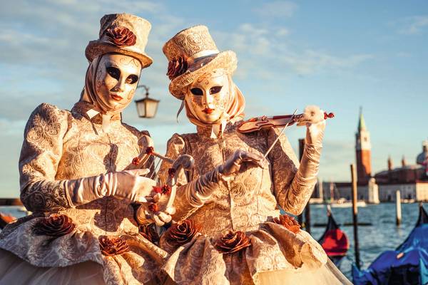 Verkleidete Personen beim Karneval in Venedig in Venetien