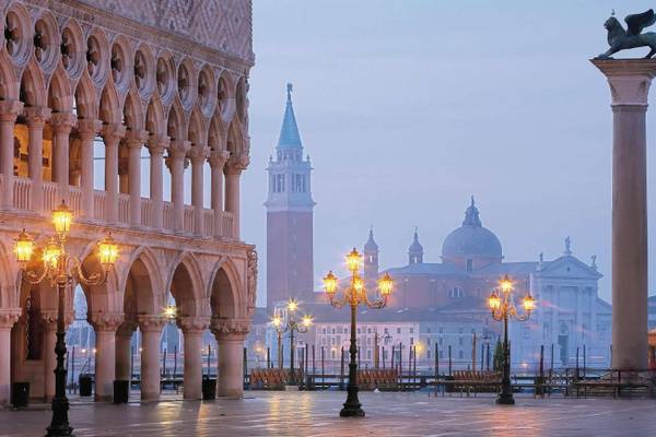 Der Markusplatz in Venedig am Abend