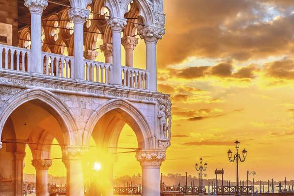 Platz in Venedig bei Sonnenaufgang 