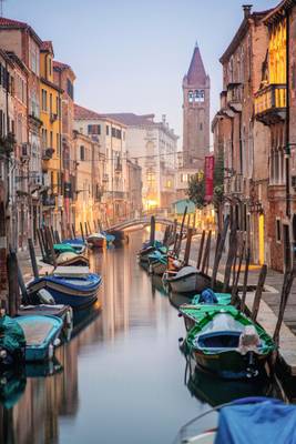 schmaler Kanal mit kleinen Bootenbei Abendstimmung in Venedig