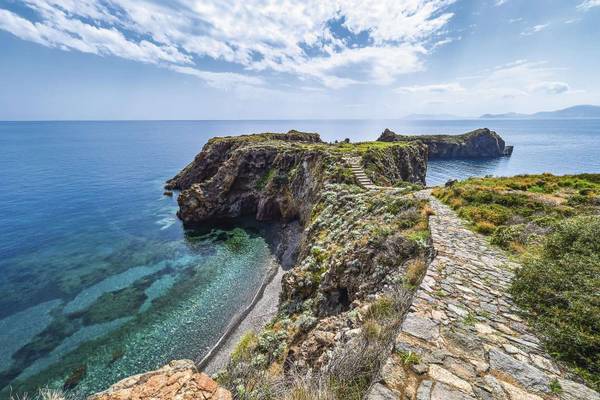 Die Liparische Insel Panarea in Sizilien Steine Weg Wasser Gräser bewölkter Himmel