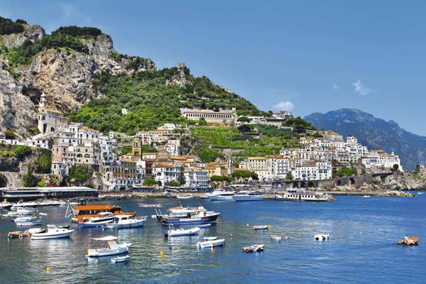 Bucht mit Hafen und Häusern, Italien