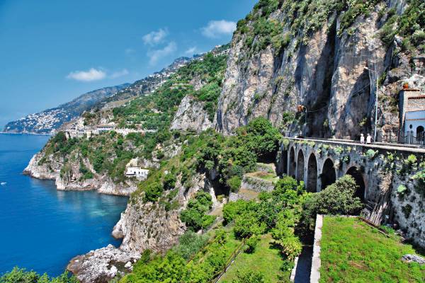 Bucht mit Straße an Küste, Amalfi Küste, Kampanien