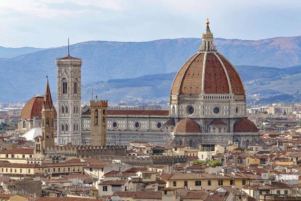 Blick auf Florenz von oben mit der Kathedrale Duomo im Vordergrund