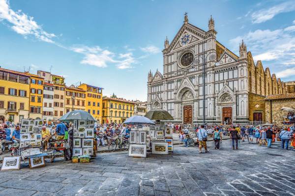Markt in Florenz vor Kirche mit vielen Marktbesuchern Toskana