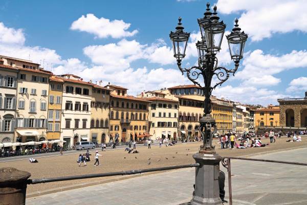 Piazza Pitti mit alter Straßenlaterne im Vordergrund und Häusern im Hintergrund in Florenz