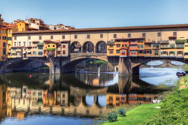 Brücke Ponte Vecchio über dem Arno in Florenz, die wie Reihenhaus aussieht