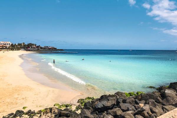 Strand mit blauem Wasser 