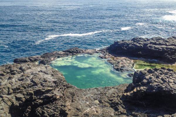 Meerwasserschwimmbecken auf Sao Nicolau mit Felsen umgeben