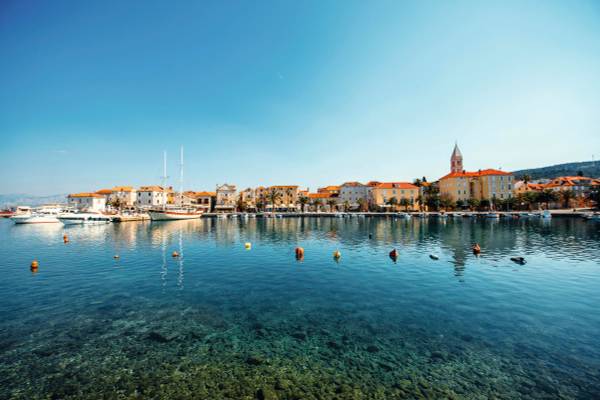 Supetar auf der kroatischen Insel Brac Wasserbojen Häuser in der Ferne