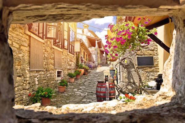 Stone Straße in Hum, Istrien mit Blumen und Fass