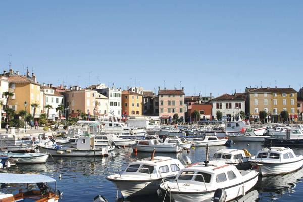 Hafen mit vielen kleinen Booten in Rabac Istrien