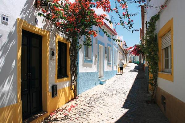 Gasse in Ferragudo, Portugal