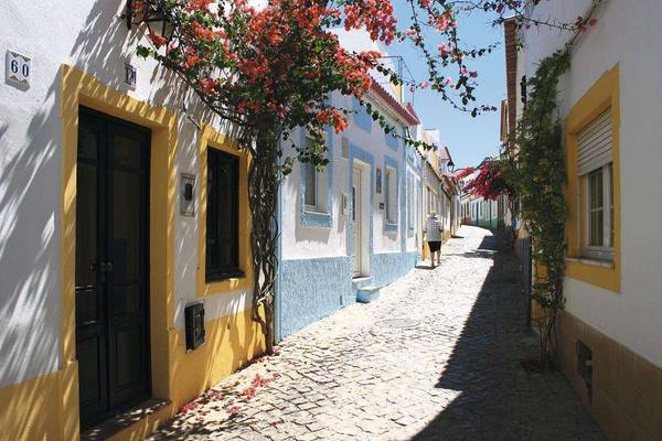 Gasse in Ferragudo, Portugal